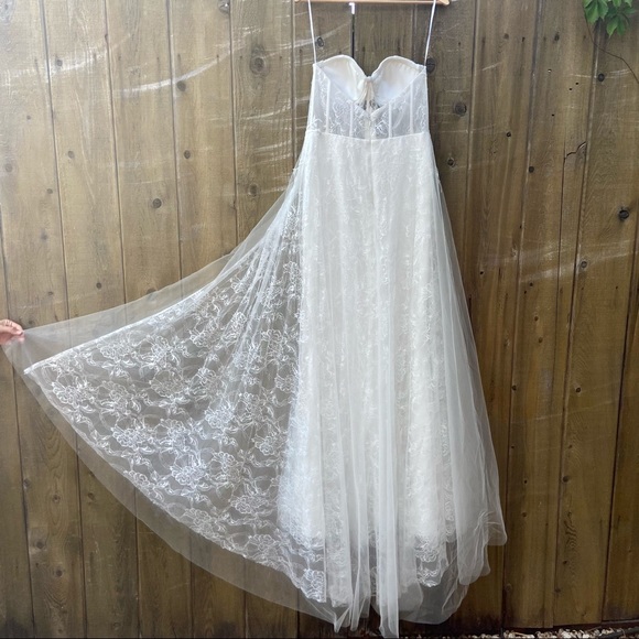 White Lace Bustier Embroidered Dress w/ Train 🤍 - Picture 6 of 15